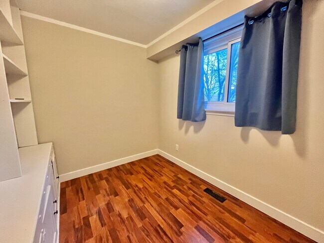 Building Photo - 1 BED - 1 BATH - Oshawa - Finished Basement