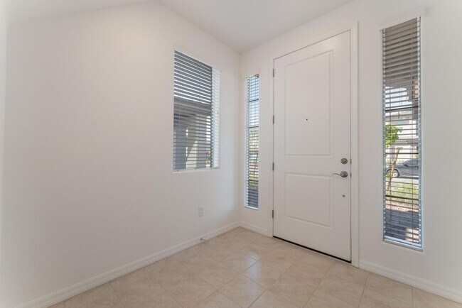 Foto del edificio - Beautiful & Spacious 4 Bedroom Home locate...