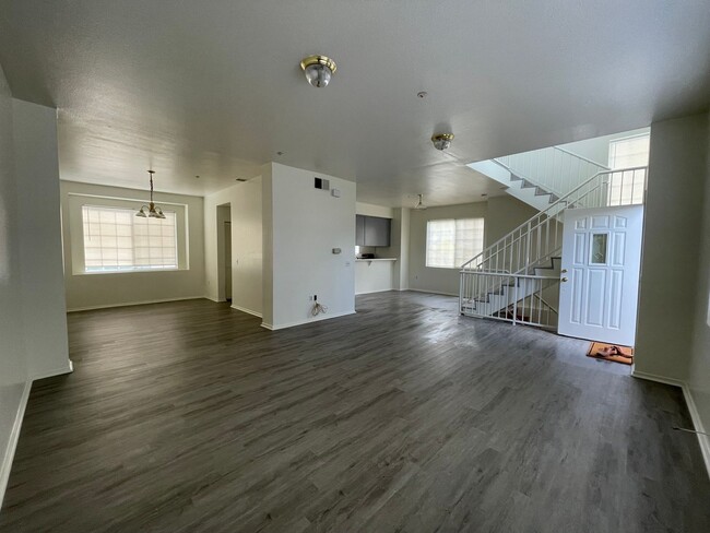 Building Photo - 3bed/3bath Townhouse in San Gabriel - Inve...