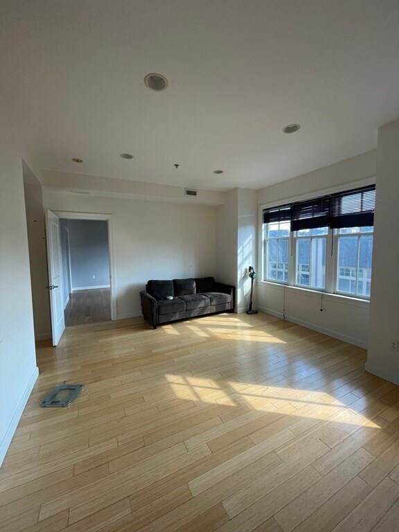 Foto principal - 163 Chestnut Hill Ave