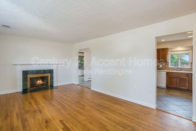 Building Photo - 5912 3rd St S