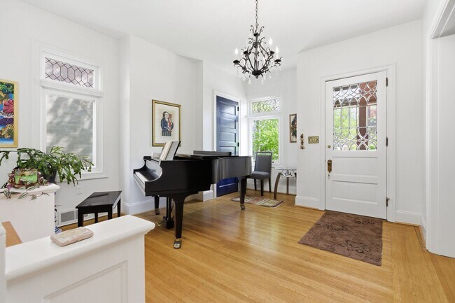 Foto del edificio - Stunning 5 Bedroom 2.5 Bathroom Home in Squirrel Hill