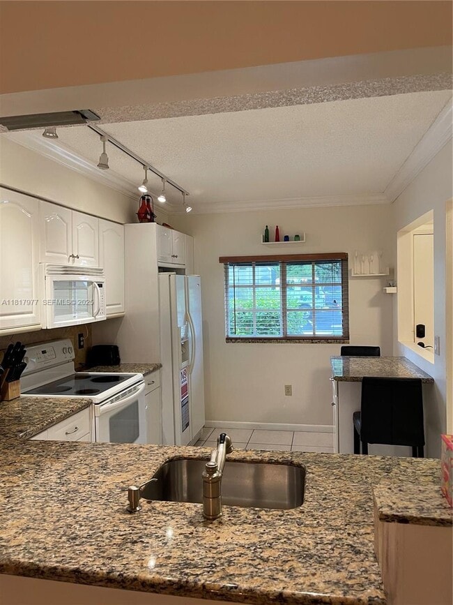 Foto del edificio - 4000 Crystal Lake Dr