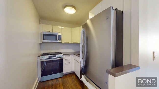 Building Photo - 220 E 63rd St