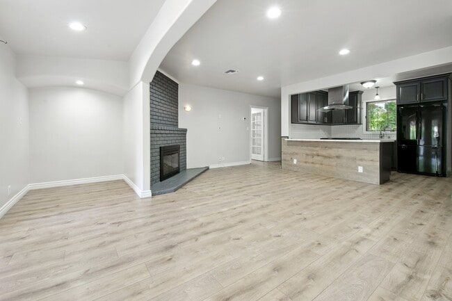 Building Photo - 8835 Paso Robles Ave
