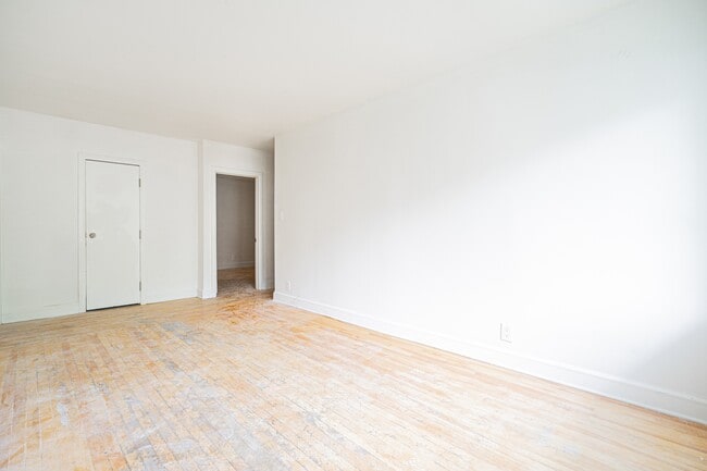 Building Photo - 6880-625e 25e Ave
