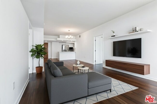 Building Photo - 13700 Marina Pointe Dr