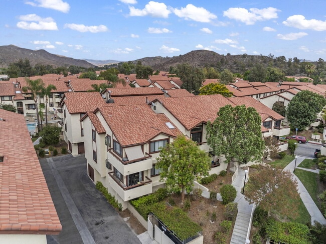 Building Photo - "Charming 2-Bed, 2-Bath Condo Retreat in S...