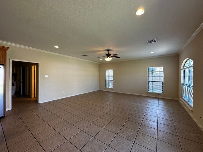 Foto del edificio - Spacious 5/4 House with Open Floor Plan Ne...