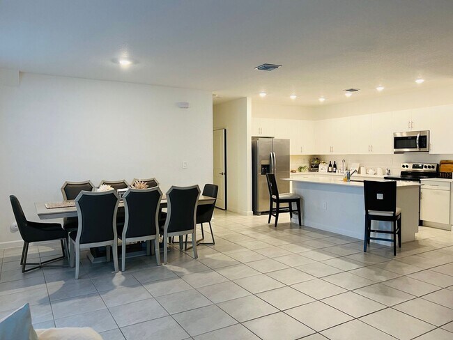 Building Photo - 5 Bedroom Single Family Home in Miami