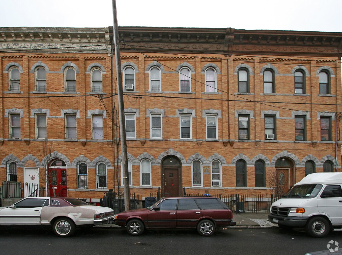 Building Photo - 202 Starr St