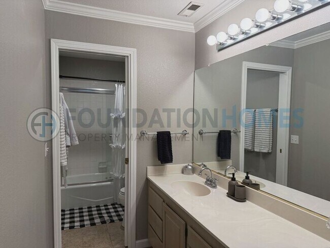 Foto del edificio - 38 Bridle Path Ln