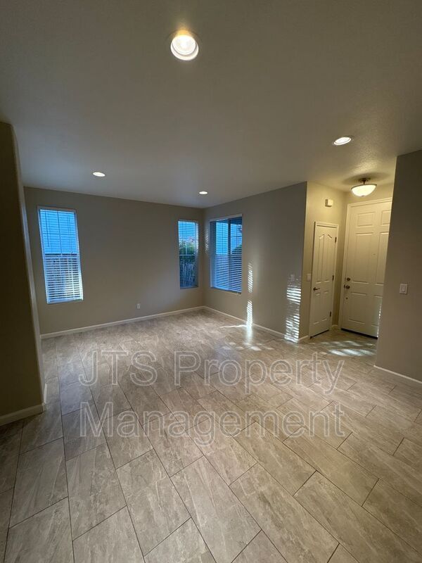 Foto del edificio - 9542 Windrose Ln