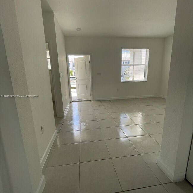 Foto del edificio - 2693 SE 19th St