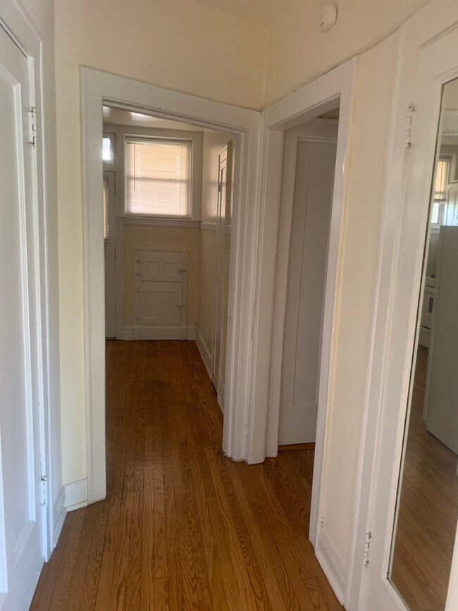 Entryway - 902 S Cuyler Ave