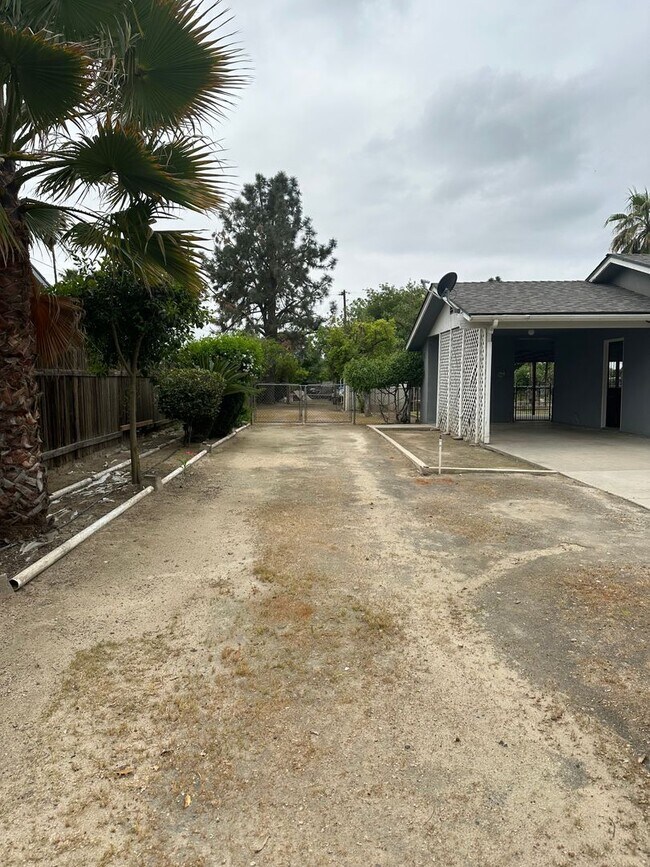 Building Photo - 5 Bedroom 2 1/2 bath