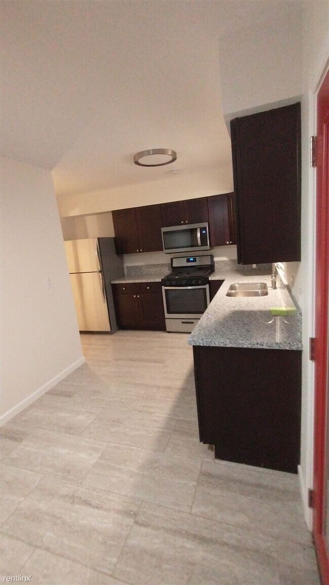 Building Photo - 4 br, 2 bath House - 203 E 4th St