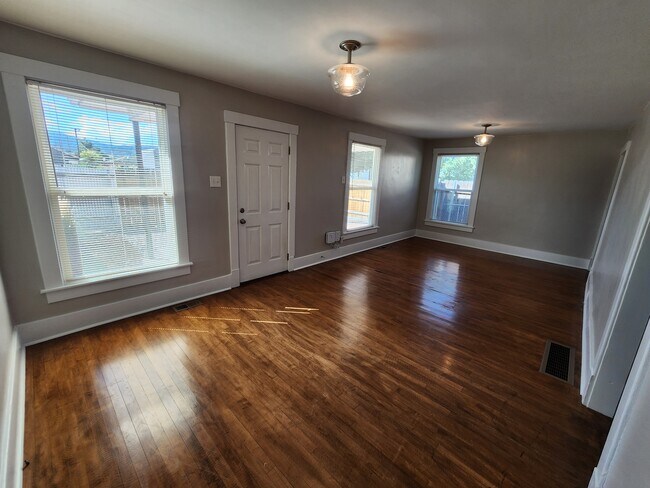 Interior view of great room - 3017 Grandview St