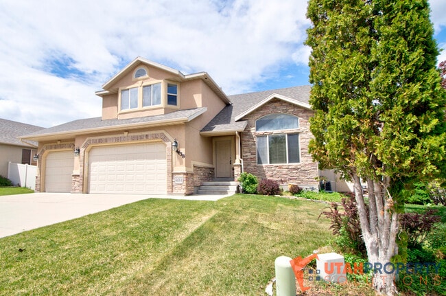 Building Photo - 4638 Seminole Cir