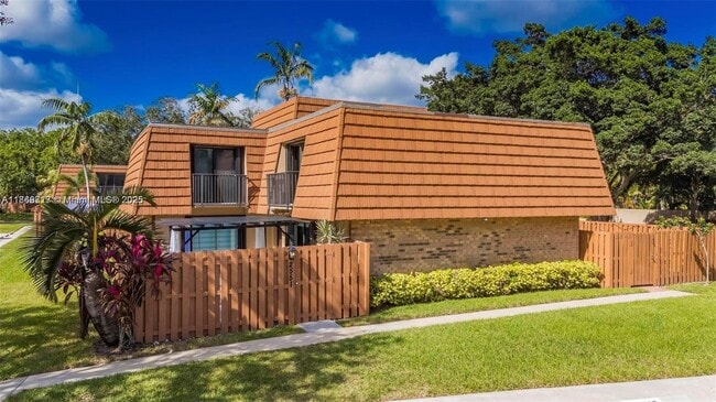 Building Photo - 2551 Camelot Ct