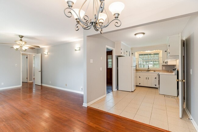 Building Photo - Classic Mid-Century Ranch Charlotte Park Available!