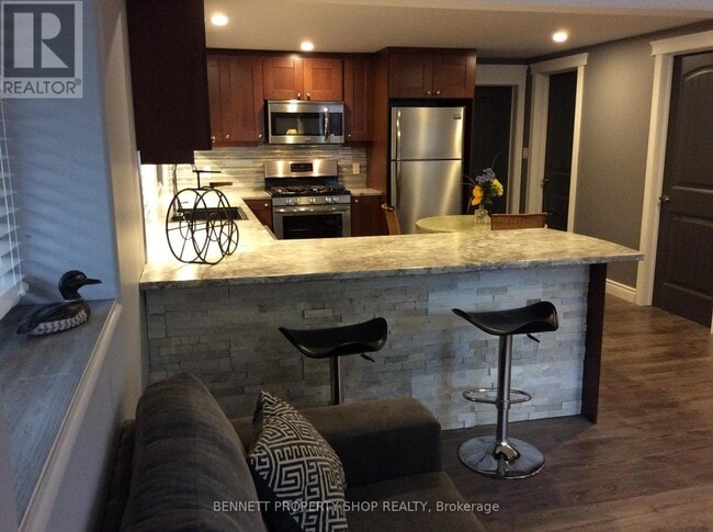 Building Photo - 579 Peneshula Rd