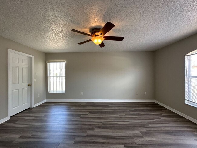 Foto del edificio - Tons of Space with Brand New Floors and Paint