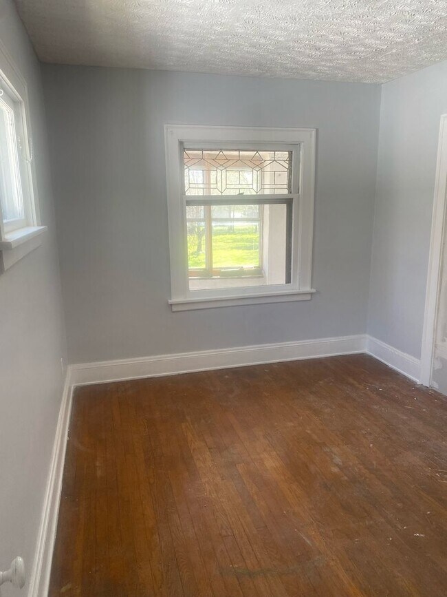 Building Photo - 2 Bedroom Duplex in Cleveland