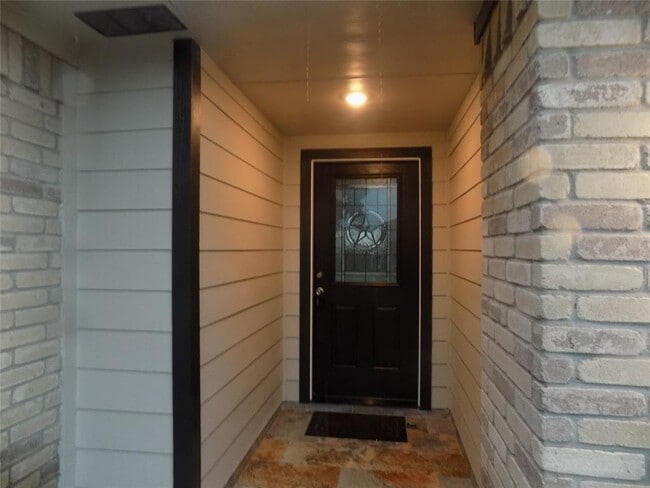 Building Photo - 10927 Pigeonwood Dr