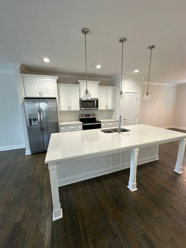 Building Photo - Luxury Town Home - Williamson County - End...