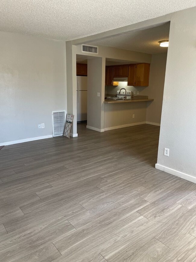 Building Photo - Lovely 2 Bedroom 1  Bath with Fireplace!