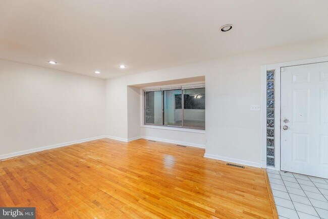 Building Photo - 67 Dennison Dr