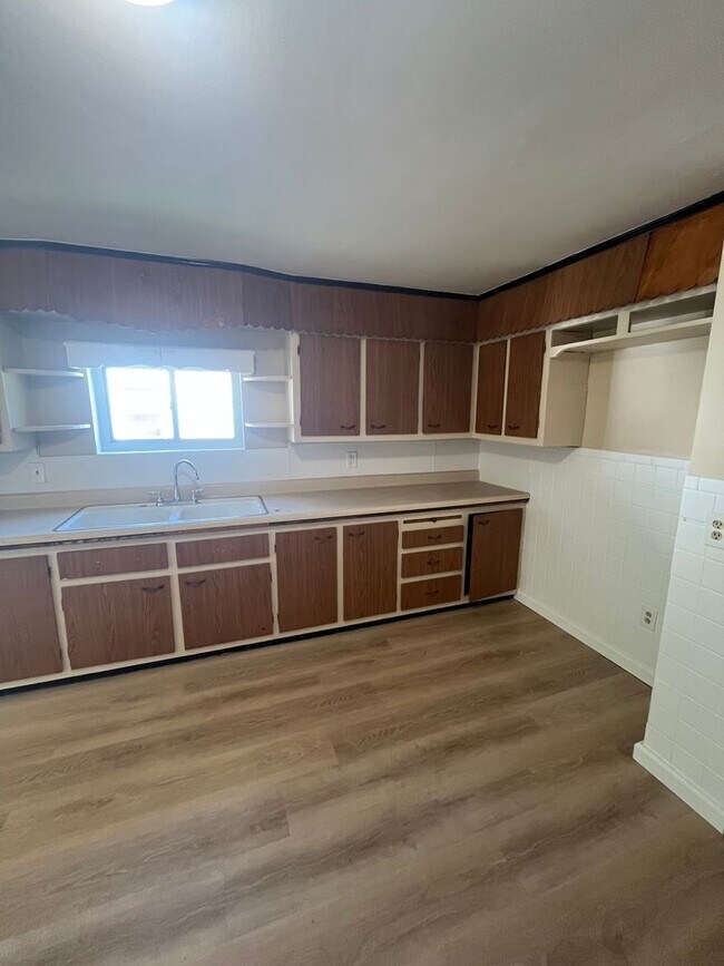 Building Photo - Comfortable 2-Bedroom Single-Family Home with Washer/Dryer Hookups