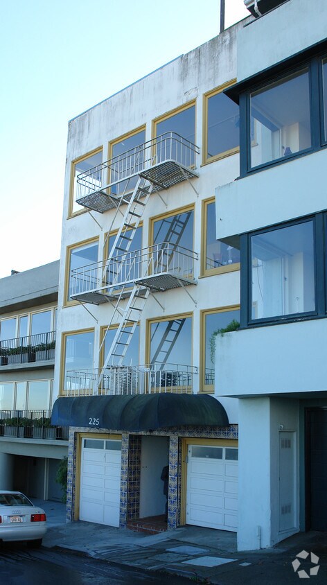 Building Photo - 225 Chestnut St
