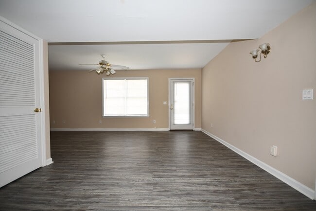 Building Photo - 2135 Jenkins Rd