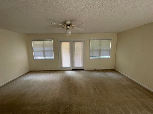 Building Photo - Briarwood Townhomes - End Unit!