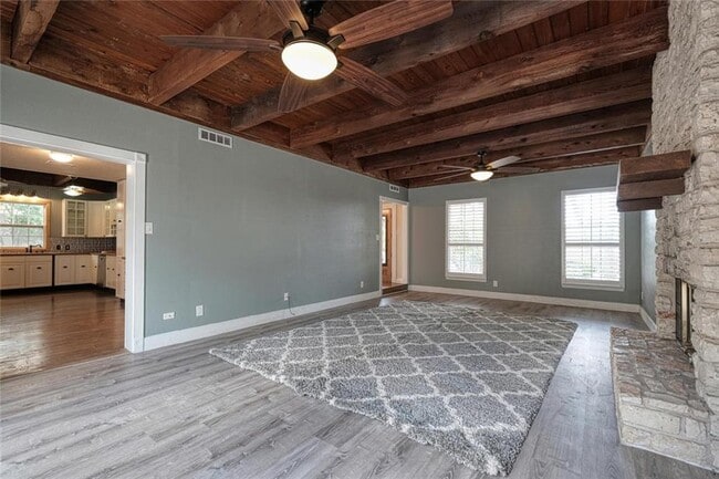 Building Photo - 2105 Vivian Dr