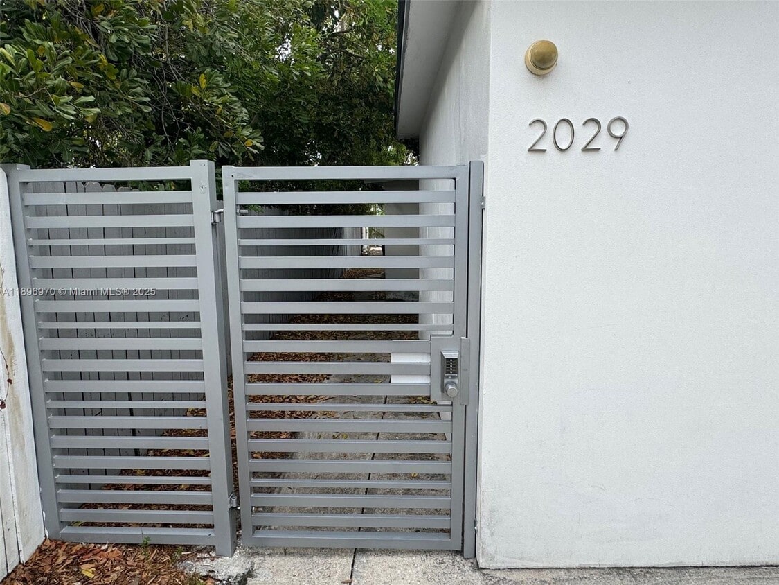 Foto principal - $1,875MONTHLY;2029 PIERCE ST #3 HOLLYWOOD, FL