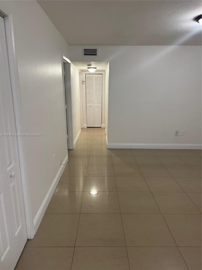 Foto del edificio - 1321 W 44th St