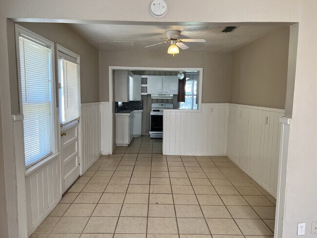 Building Photo - Large 2/1.5 with 2 Living Areas