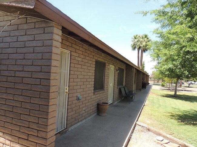 Foto del edificio - Thunderbird Apt.