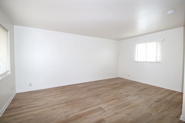 Foto del edificio - $1950 - Spacious 1 Bedroom Upstairs Unit! ...