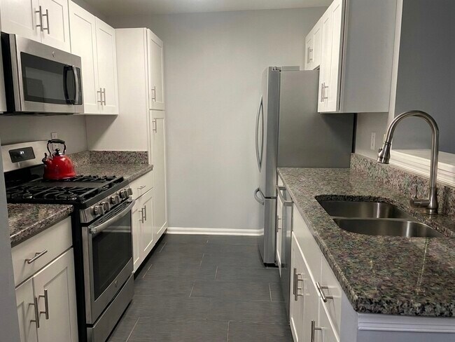 Kitchen - 10024 Vanderbilt Cir
