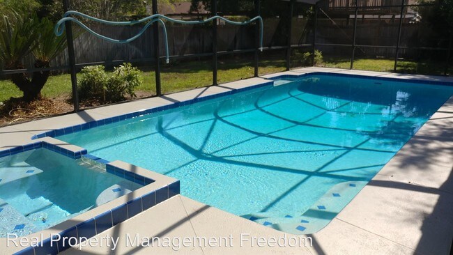 Foto del edificio - 1715 Rose Garden Ln