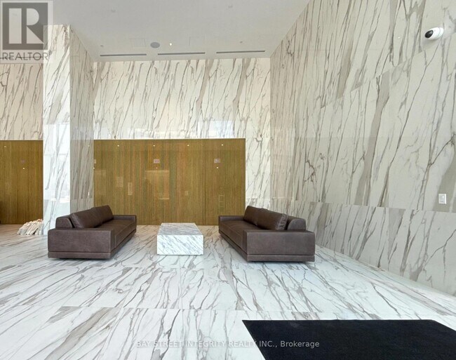 Building Photo - 448 Burnhamthorpe Rd W