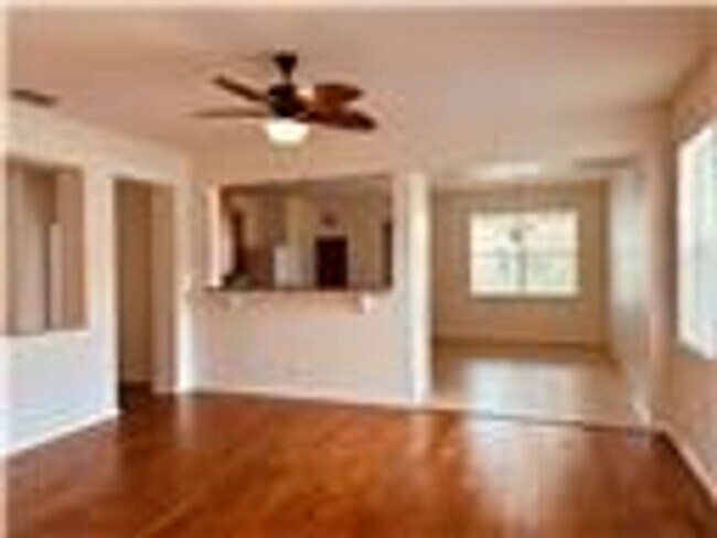 Building Photo - Three Bedroom Plus Den and 2 Bath House in...