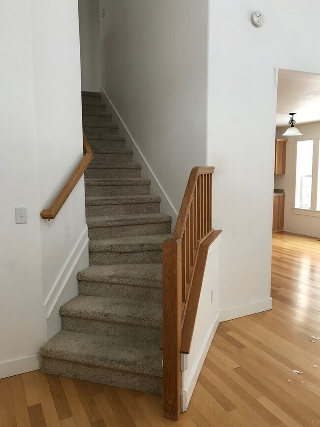 Building Photo - 3 Bedroom 2.5 Bathroom