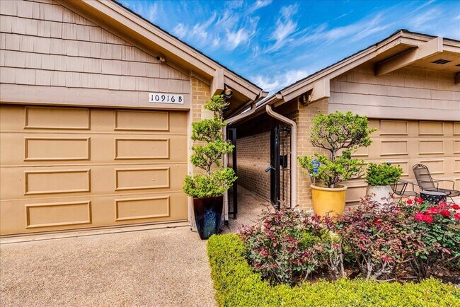 Building Photo - 10916 Crown Colony Dr