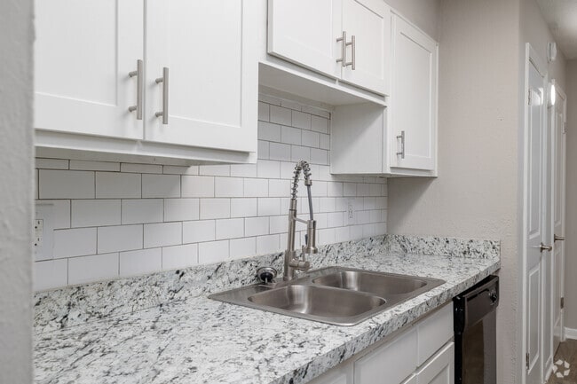 1HAB, 1BA - 747 ft² - Cocina - Flats and Townhomes