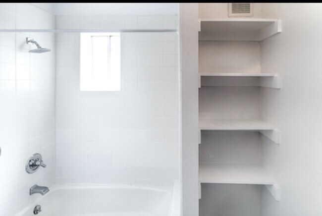 Foto del edificio - 2-Bedroom/1 Bathroom - Isla Vista